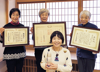 左からミサンガの小泉久子さん、多田京子代表、二宮幸子さん、手前が宮永美都子さん