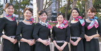 大使の６人。内田さんは中央右