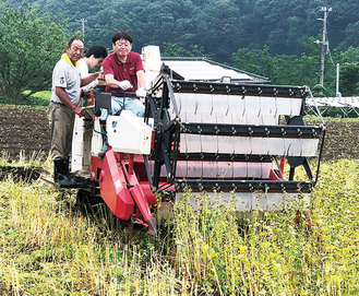 大型農機具での収穫作業