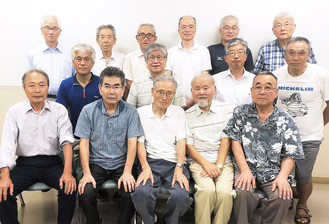 武田代表（前列左から2番目）とメンバー