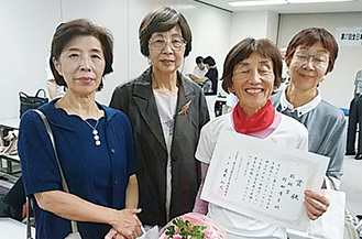 受賞に笑顔を浮かべる村田さん（中央右）