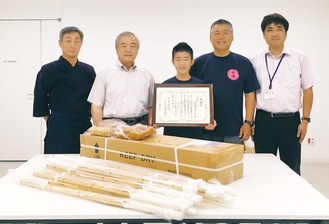 宮古剣道協会に竹刀を届けた山本正太さん（写真中央）