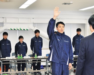 結団式で選手宣誓する主将の大澤隼人選手