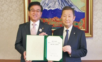 協定書を手にする田中院長（右）と高橋市長