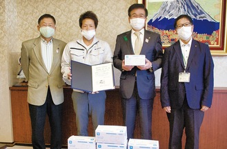 高橋市長にマスクを手渡す末永さん（左から２番）