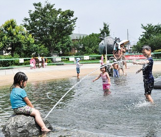 水遊びを楽しむ子どもたち（7月20日撮影）