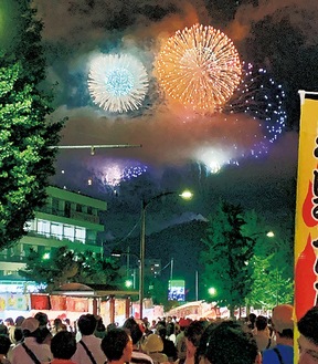 秦野たばこ祭のフィナーレを飾る花火（写真は昨年）