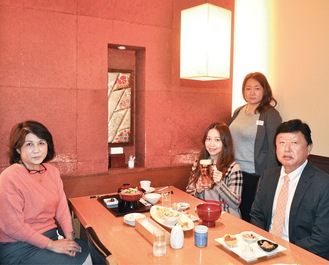 生放送後に記念撮影。中央でビアジョッキを持つのがリポーターの刈川杏奈さん、後ろはKIRINの冨安さん、両端が一の屋オーナーの秋山ご夫妻。