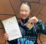 賞状とメダルを手に笑顔の池田さん