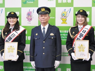 一日警察署長の美浜さん（左）と風輝さん（右）、竹田署長