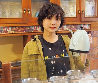 母が経営する喫茶店「サマーシティ」で珈琲を淹れる東川さん。時間が許せばカウンター内に立つことも