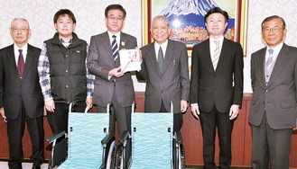 陶山理事長（右から３番目）が市長に目録を手渡した