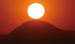 矢倉岳の山頂に重なる夕日（２／21撮影）