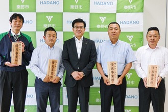 優良事業所に認定された４社の代表と高橋市長（中央）