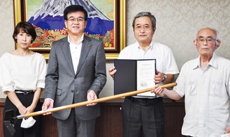 鈴木会長(中央右)と役員２人が市長(中央左)に手渡した
