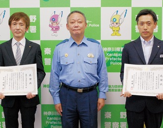竹田署長(中央)から感謝状を受け取った佐藤代表取締役(左）と岡本所長(右）