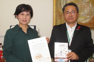 本を寄贈した今井しょうこさん（左）と佐藤教育長