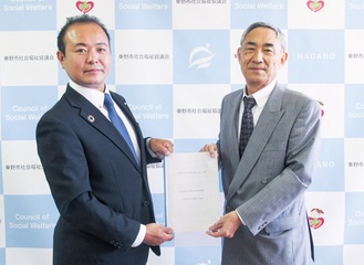 協定書を交わす藤村会長（右）と栁川理事長（左）