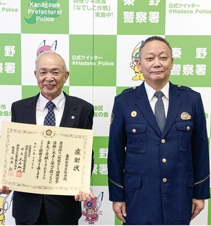 竹田署長から感謝状を受け取る川口組合長（左）