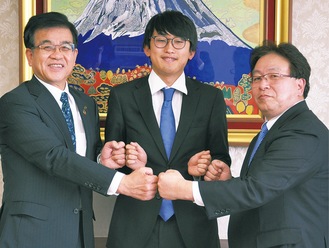 須知社長（中央）と末永社長（右）、高橋市長がスクラム