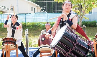 迫力ある演奏を披露する秦野観光和太鼓のメンバー（２０１９年南三陸で演奏した時の様子）