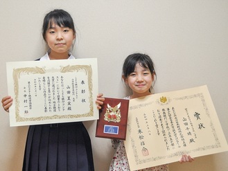 賞状を手に笑顔の姉・夏実さん（左）と妹・千晴さん