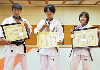 ３位入賞の梅下さん(左)と金子さん(右)、優勝した岡本さん(中央)