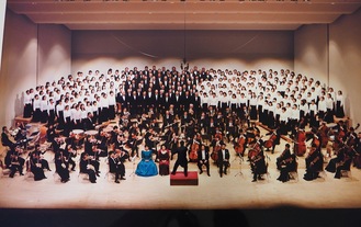 2000年に行われた第16回丹沢音楽祭ニューイヤーコンサートの様子。この時も市民合唱団が歌ったのは「第九」だった。丹沢音楽祭は、脈々と受け継がれる市民参加型の音楽祭だ