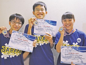 メダルを手に笑顔を見せる秋本さん（右）、中田さん（中央）、岡田さん（左）の３人