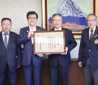 山口会長（中央右）が高橋市長（中央左）を訪問し、受賞を報告した