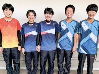 県代表に選ばれたフレンドリークラブの選手ら。左から、澤田さん、小池さん、石井さん、富田さん、芹澤さん