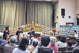 鶴巻中学校吹奏楽部が細川さん（バイオリン）・島田さん（ピアノ）と共演した