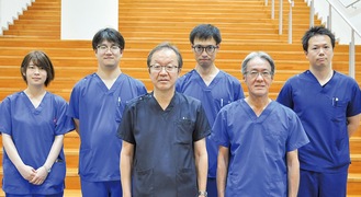 循環器科と脳神経外科のスタッフ。中央が澤田医師（左）と廣田医師（右）
