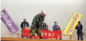 鶴巻和歌集囃子の演奏。ステージには獅子舞も登場した