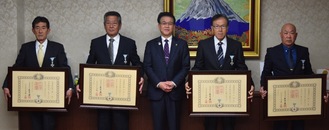 左から遠藤さん、森谷さん、高橋市長、清水さん、三嶽さん