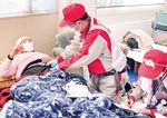 珠洲市の避難所で診療を行う救護班メンバー（秦野赤十字病院提供）