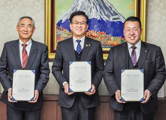 ３者協定を締結した（左から）藤村会長、高橋市長、守屋理事長