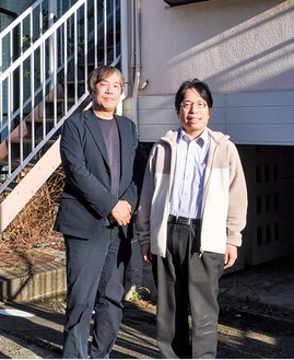 アパートの前に立つ福嶋さん（左）と鈴木さん