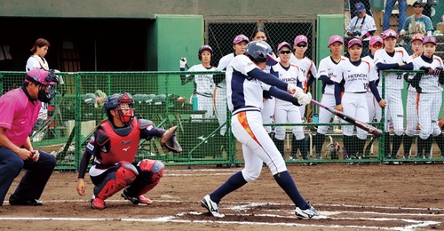 大垣ミナモ戦でホームランを放つ藤森選手