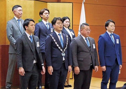 来訪者にあいさつする松崎理事長（前列左から２番目）と役員ら