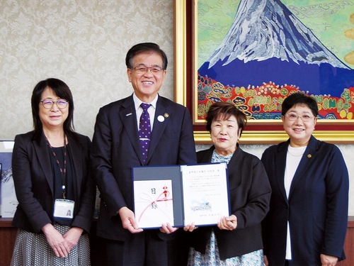 北村会長（右から２人目）ら女性会のメンバーと高橋市長