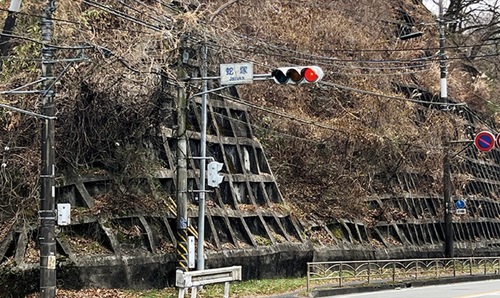 「蛇塚」の名前が書かれた信号