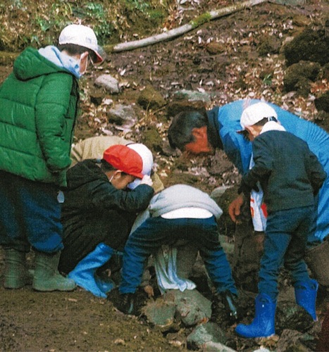 小野さんと生き物観察をする児童