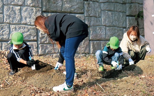 園児や保護者が参加し苗木を植樹