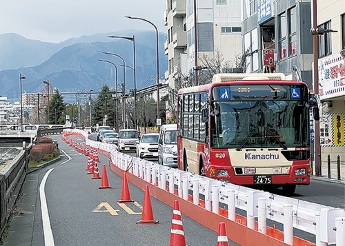 一方通行となった水無川沿い