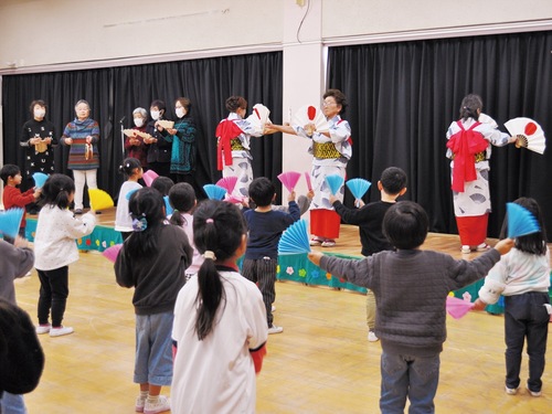 手作りの扇でささら踊りに挑戦する園児ら