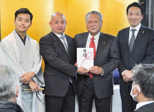 寄付金を手渡す矢野会長（右から２番目）