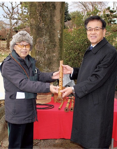 星代表（左）から高橋市長へ寄贈