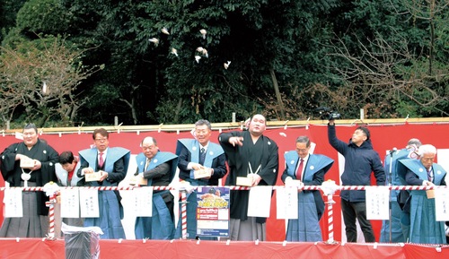 照ノ富士ら伊勢ヶ濱部屋の力士も豆まき、会場を盛り上げた