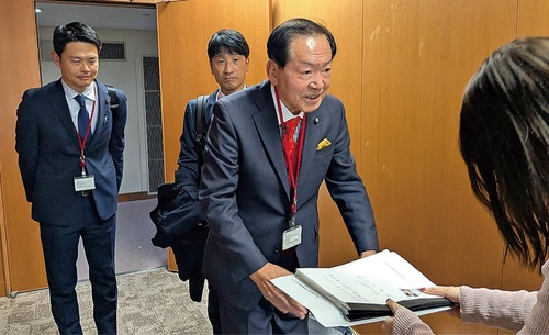 要望書を手渡す阿蘇会長